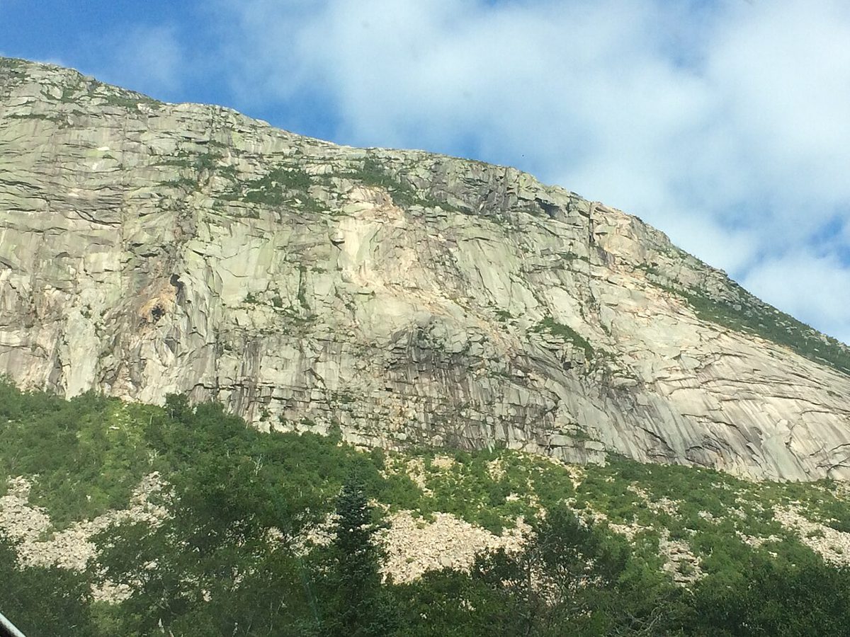 森の向こうにそびえるキャノン山の岩壁