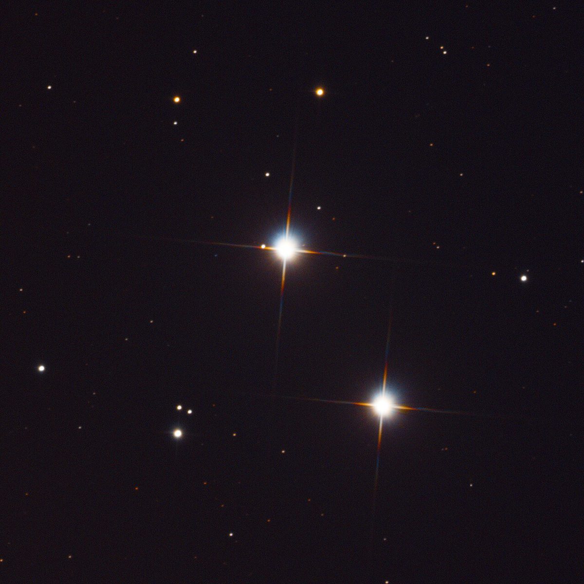 星の多い夜空の中央付近に明るい二つの星が並んで写っている写真