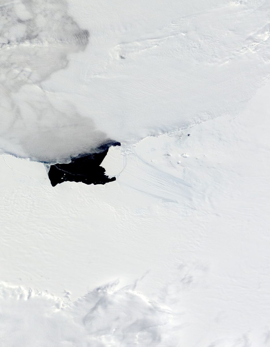 パイン島氷河から分離した氷山の衛星画像