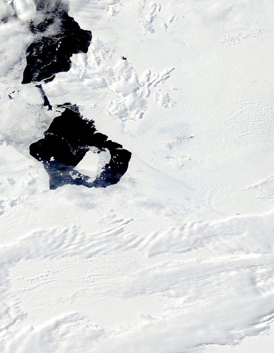 分離後に移動する南極の氷山B-31
