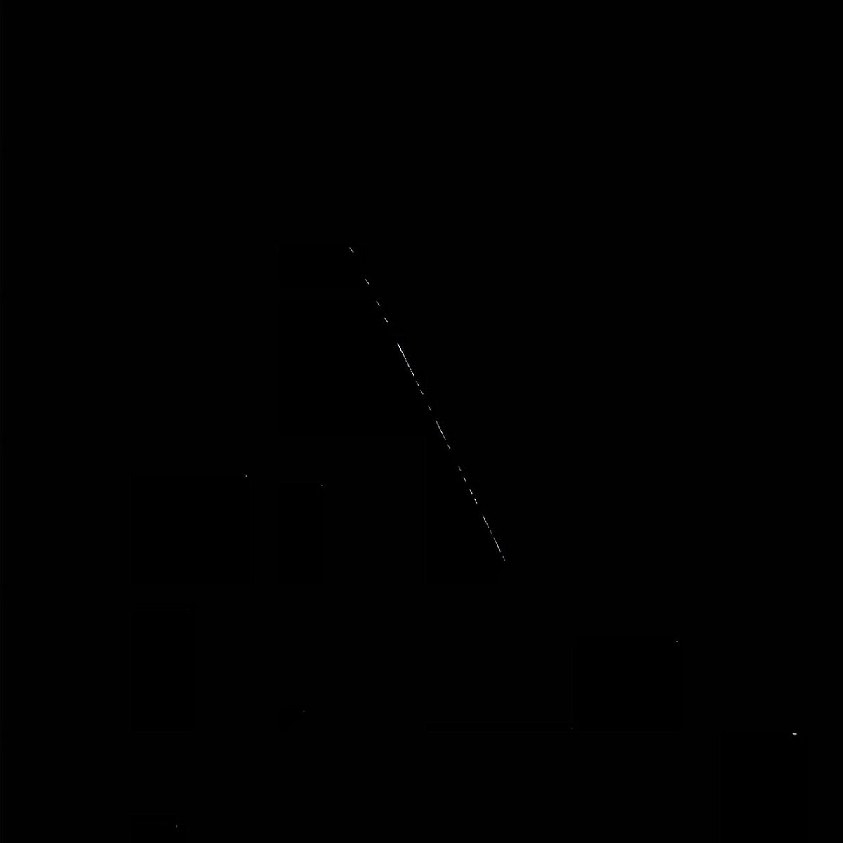 夜空に点が一列に並んで写った、スターリンク衛星の列