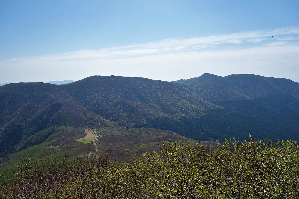 吾妻山から見た比婆山と立烏帽子山の稜線