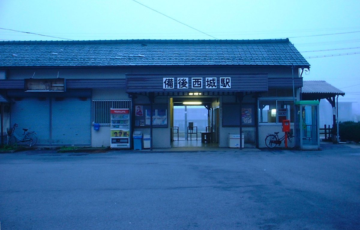朝霧の中に建つJR備後西城駅の駅舎