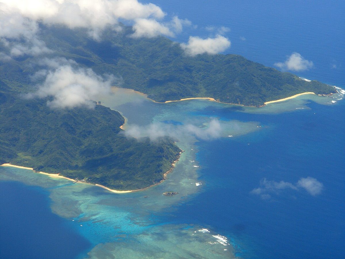 西表島南西部の崎山湾を上空から見た写真