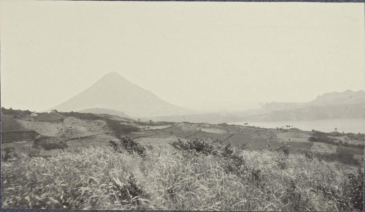1909年に撮影された池田湖と開聞岳の白黒写真