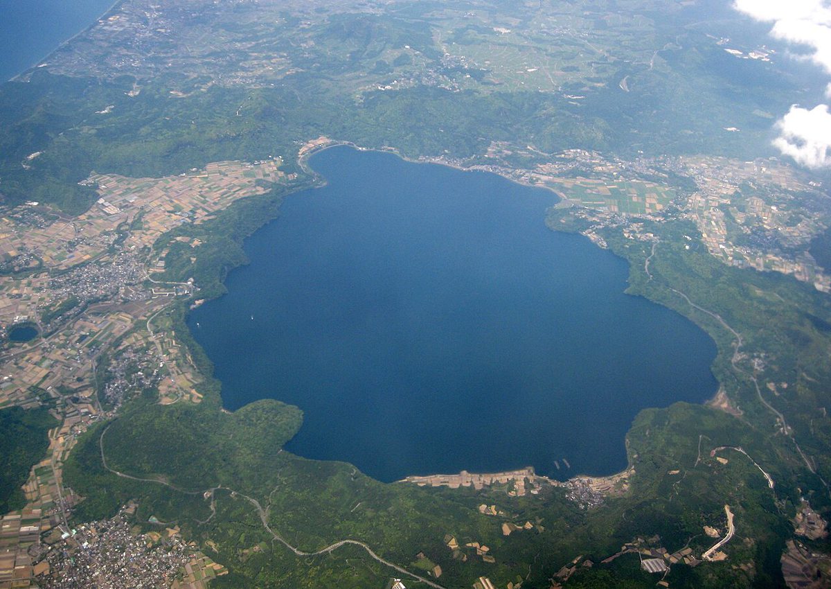 上空から見た池田湖。丸いくぼ地に水がたまっている