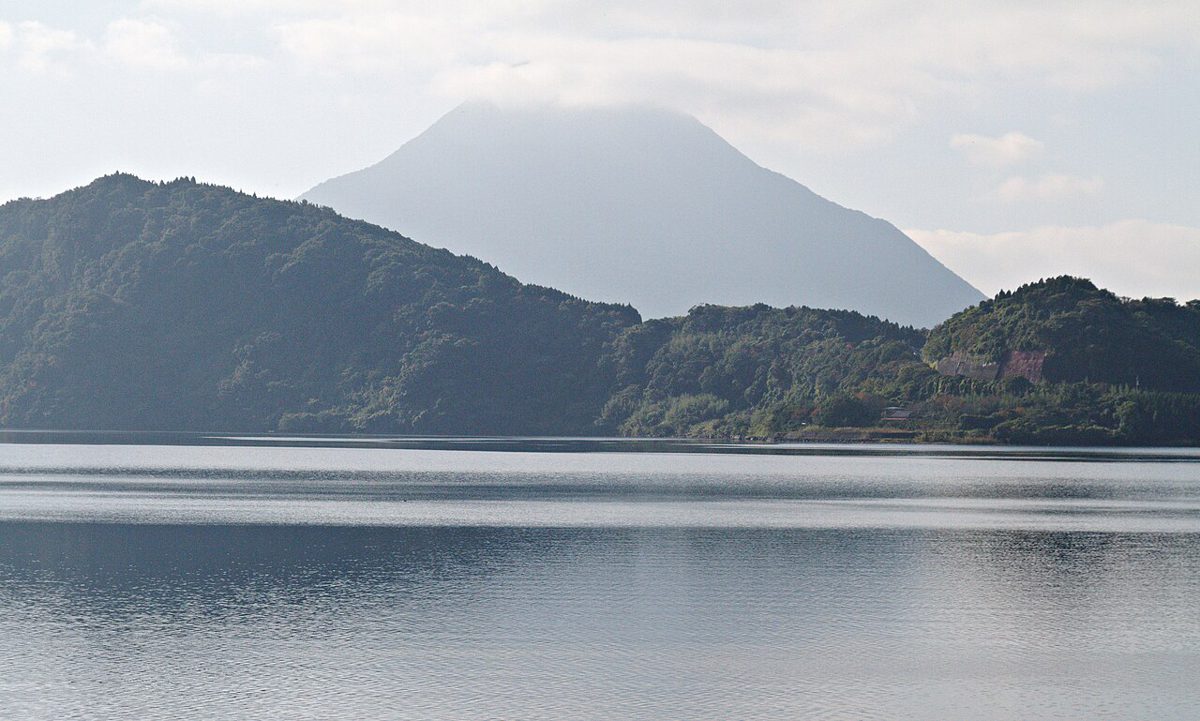 池田湖と、その奥にそびえる開聞岳