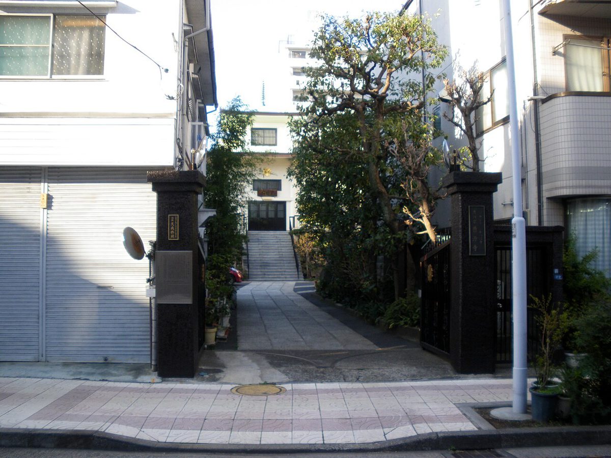 東京都台東区松が谷の曹源寺（かっぱ寺）の門