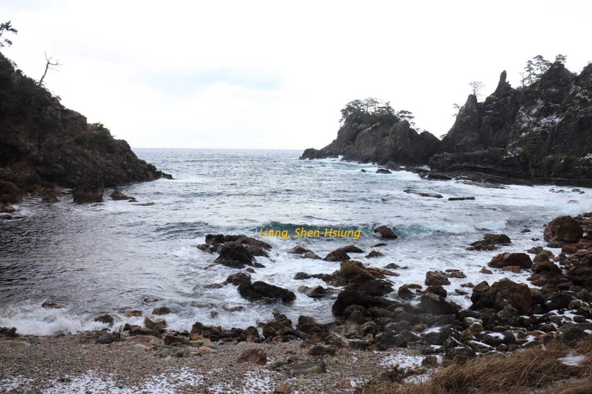 隠岐・島後の浄土ヶ浦の岩場と荒れた海