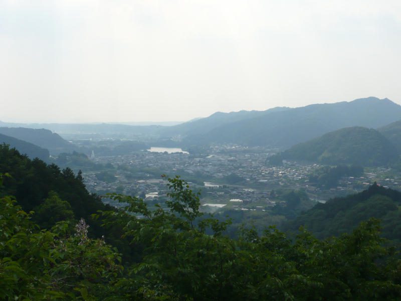 山の上から見下ろした八百津町の中心部。木曽川沿いに家並みが広がる