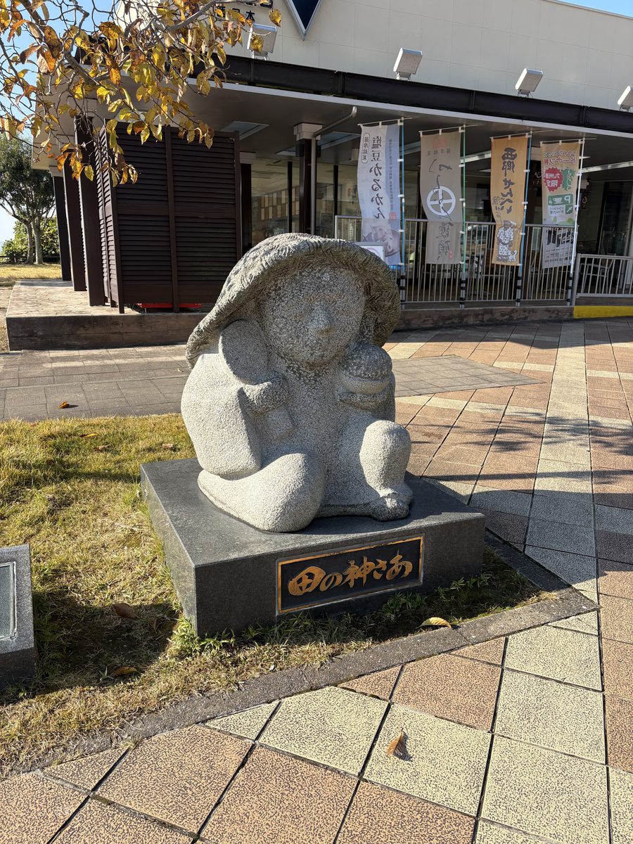 笠をかぶった姿の石像「田の神さあ」