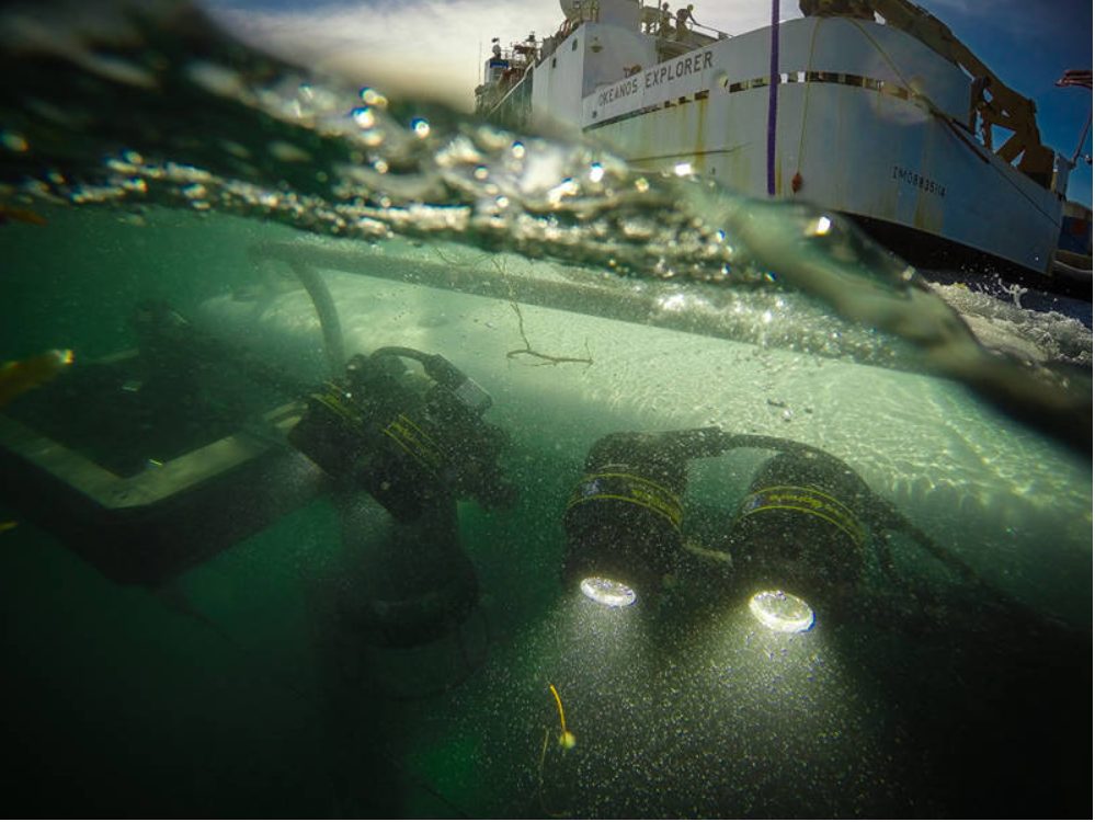 海面付近で試験されるNOAAの無人潜水機Deep Discoverer
