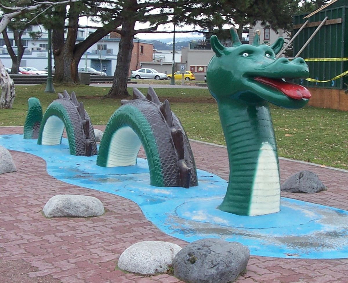 ケロウナの公園にある、緑色のオゴポゴの像