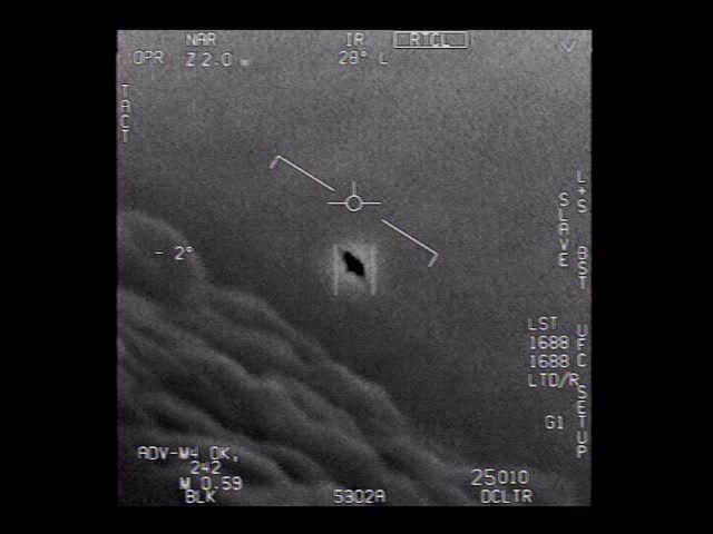 赤外線カメラの白黒映像。雲の上に黒い楕円形の影が一つあり、周りに照準と数字が表示されている