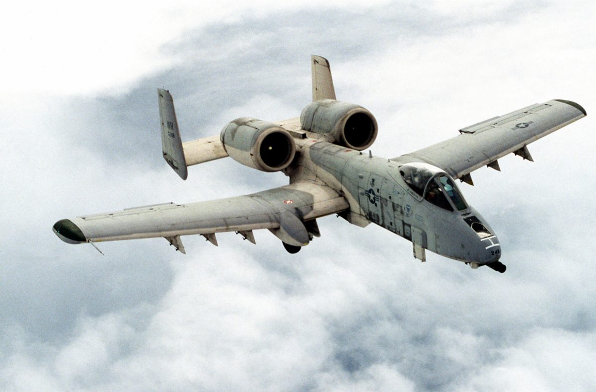 雲の上を飛ぶ米空軍のA-10攻撃機