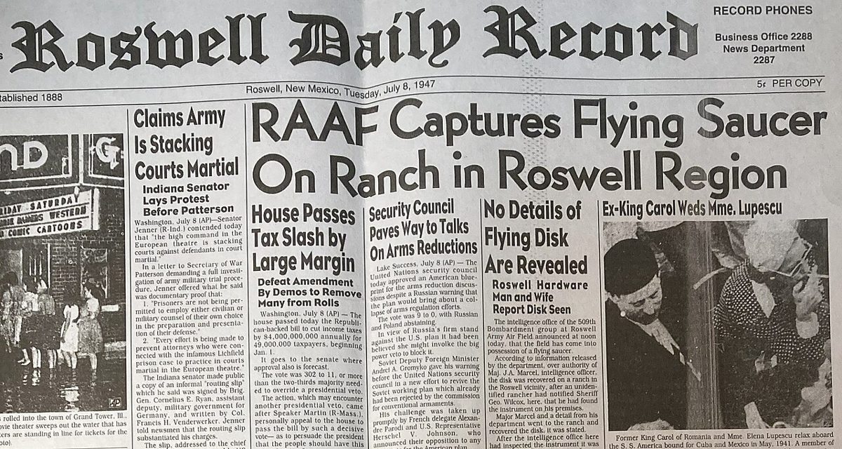 1947年7月8日のロズウェル・デイリー・レコード1面。「RAAF Captures Flying Saucer On Ranch in Roswell Region」の見出し