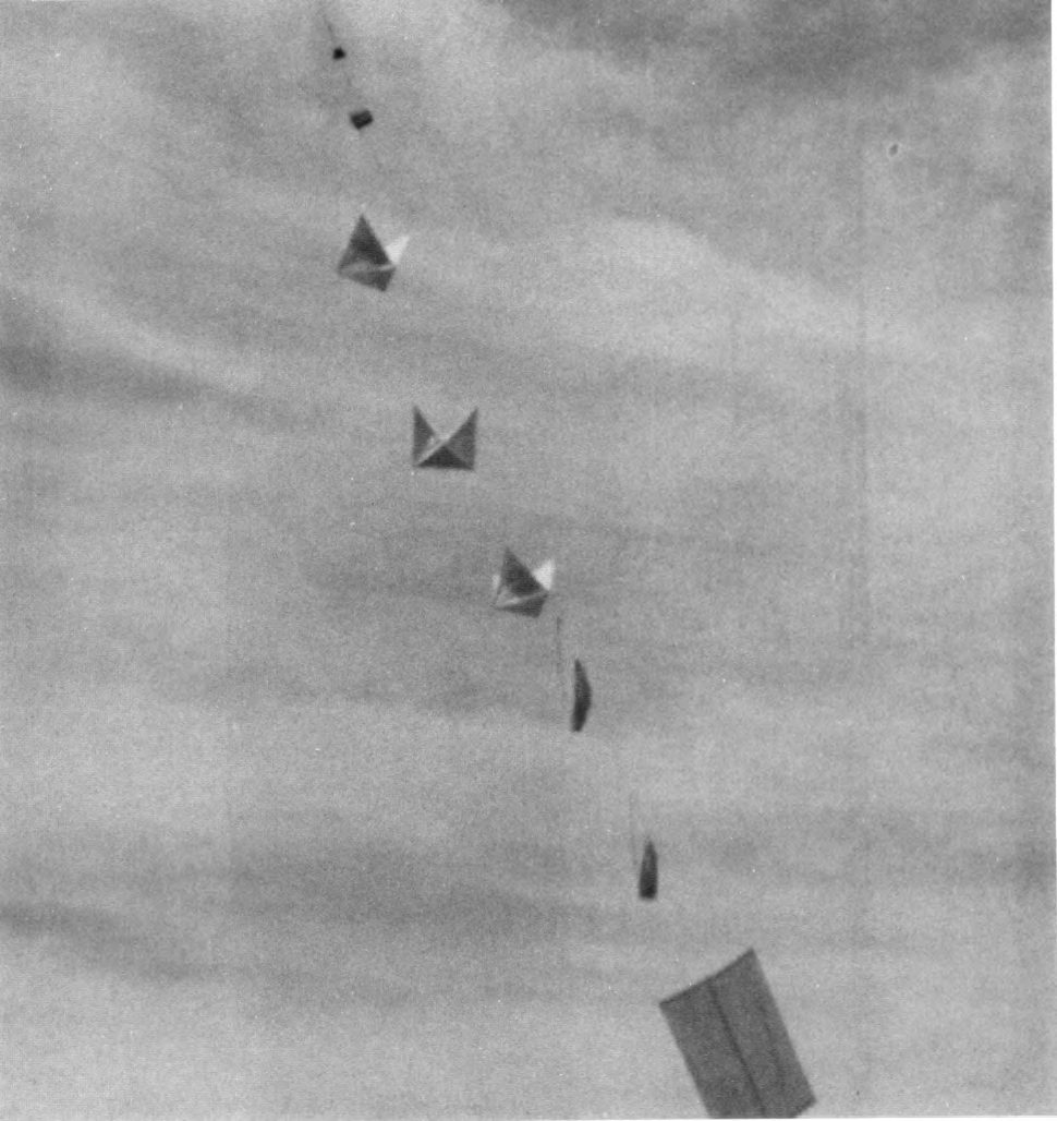 空に縦一列に連なる気球と、角ばったレーダー反射器