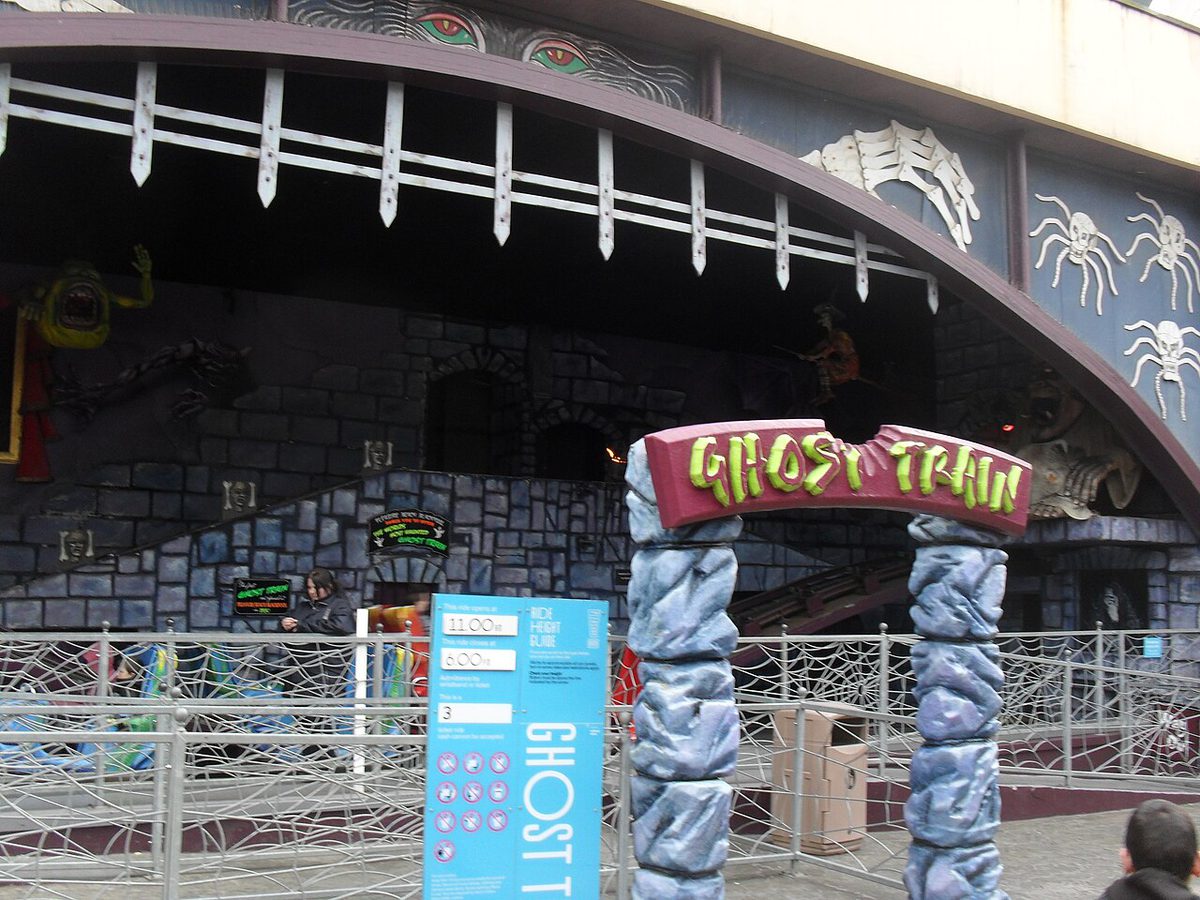 遊園地の「GHOST TRAIN」の入口。石造り風の門とクモの飾り