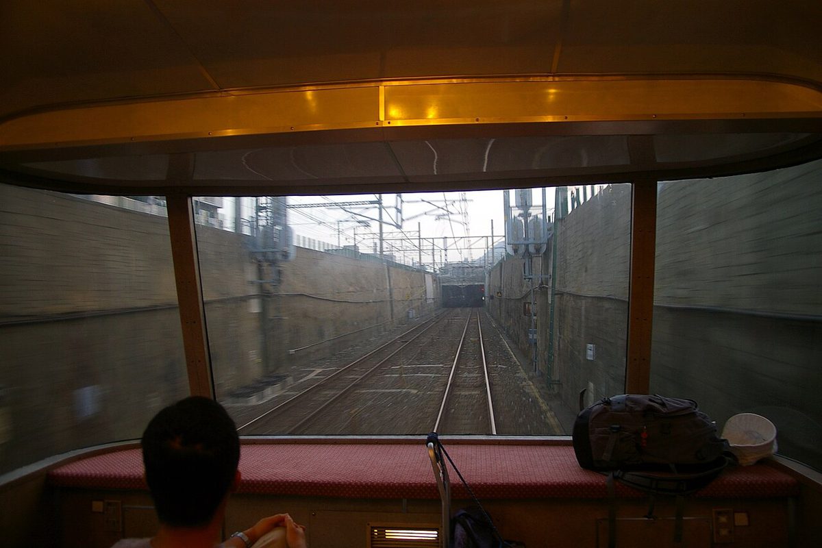 運転台の窓ごしに、線路が続く先のトンネルの入口が見える