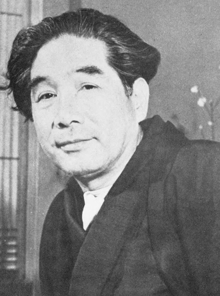 眼鏡をかけた和服姿の男性の白黒の肖像写真