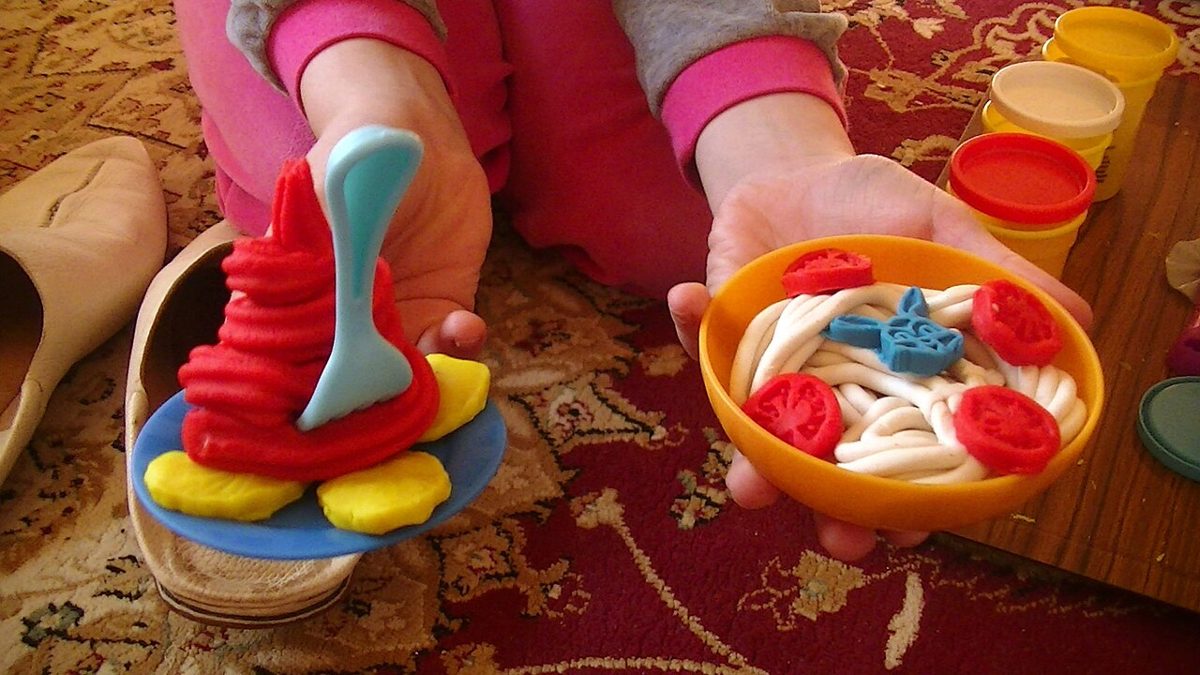 色のついた粘土で作られた小さな人形